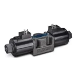 Rozdzielacz hydrauliczny Yuken DSG-03-3C z dwiema cewkami i przyłączem wtykowym, widok z boku.