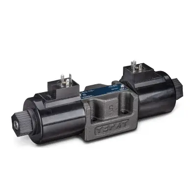 Rozdzielacz hydrauliczny Yuken DSG-03-3C z dwiema cewkami i przyłączem wtykowym, widok z boku.