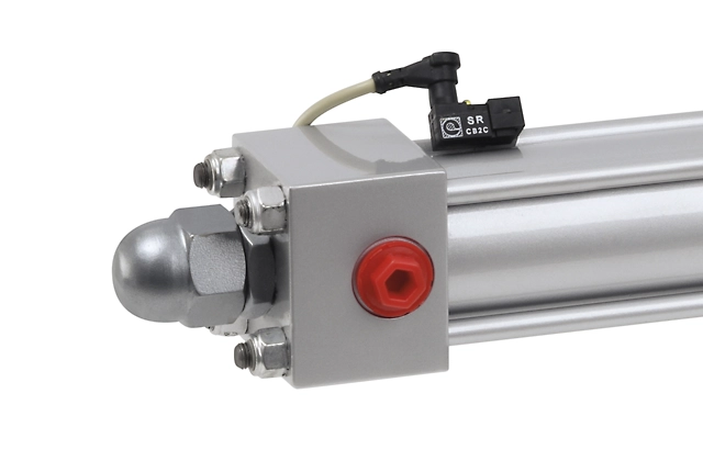 Detal czujnika magnetycznego SR zamontowanego na siłowniku hydraulicznym serii MR - element zapewniający dokładne pozycjonowanie w automatyce przemysłowej.