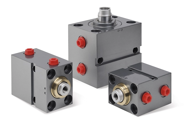 Zestaw trzech stalowych, kompaktowych siłowników hydraulicznych z serii RQ do ciężkich zastosowań (heavy duty) w hydraulice przemysłowej.