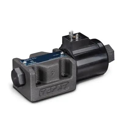 Rozdzielacz hydrauliczny monostabilny Yuken DSG-03 z pojedynczym elektromagnesem, w standardzie NG6 (CETOP 03). Widoczny korpus zaworu kierunkowego i przyłącze elektryczne cewki.